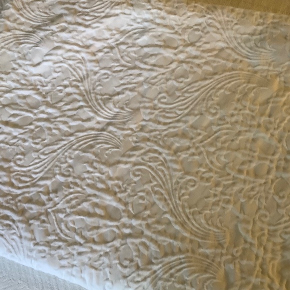 White ´puffy’ Damask tablecloth - Picture 1 of 3